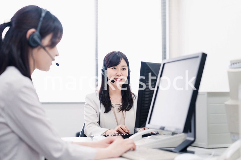 コールセンターで対応をするスタッフ