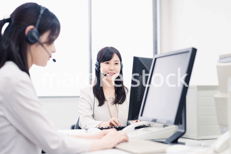 コールセンターで対応をするスタッフ