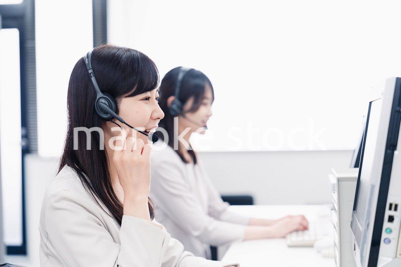コールセンターで対応をするスタッフ