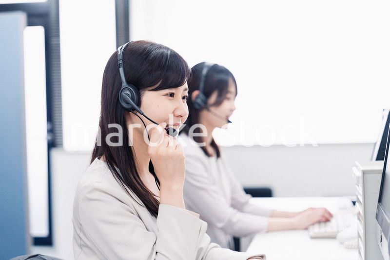 コールセンターで対応をするスタッフ