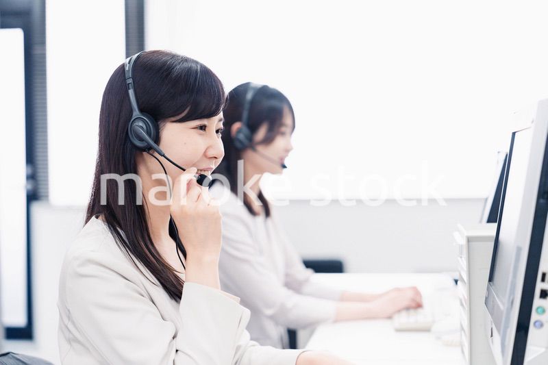 コールセンターで対応をするスタッフ