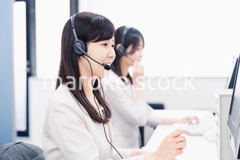 コールセンターで対応をするスタッフ