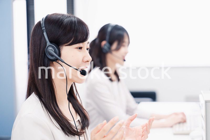 コールセンターで対応をするスタッフ