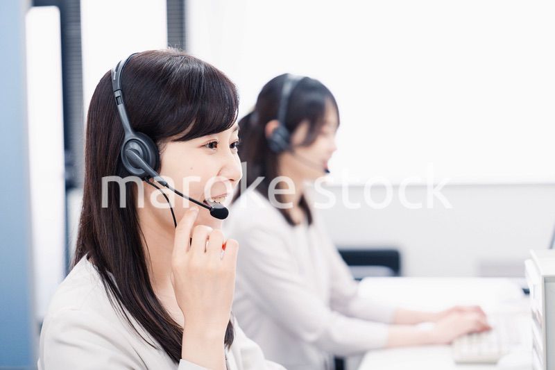 コールセンターで対応をするスタッフ