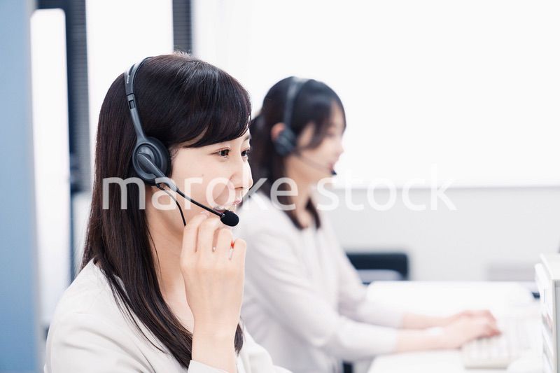 コールセンターで対応をするスタッフ