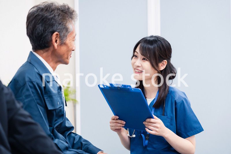 病院の受付で問診をする医療スタッフ