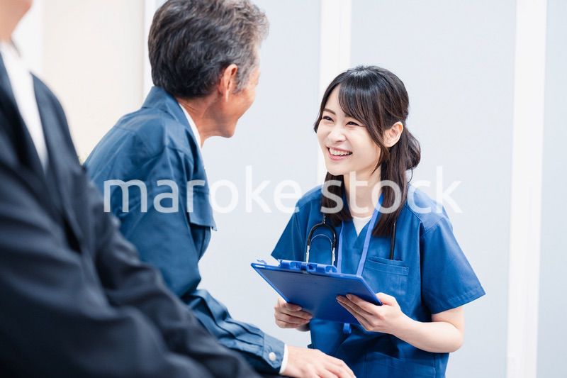 病院の受付で問診をする医療スタッフ