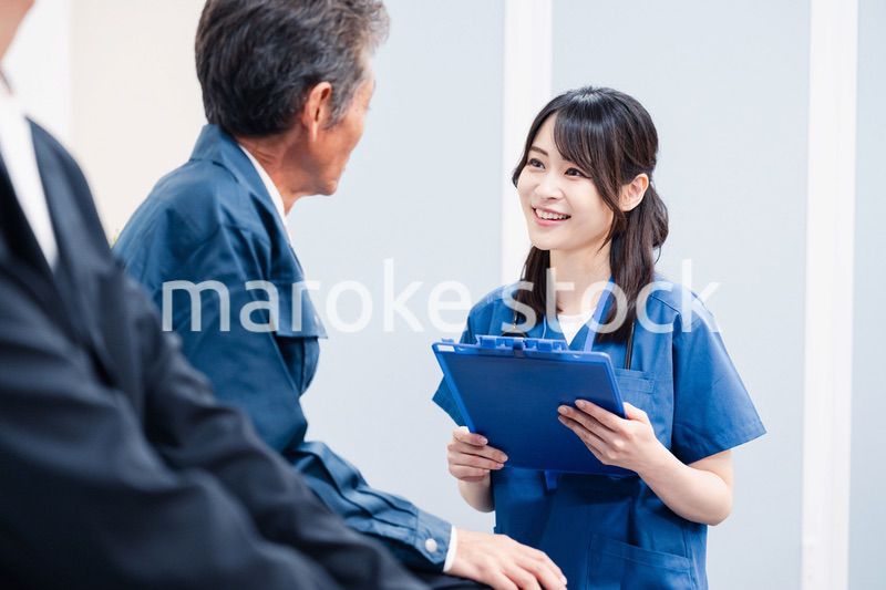 病院の受付で問診をする医療スタッフ