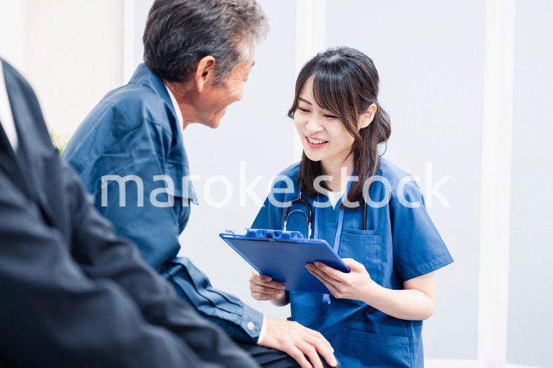 病院の受付で問診をする医療スタッフ