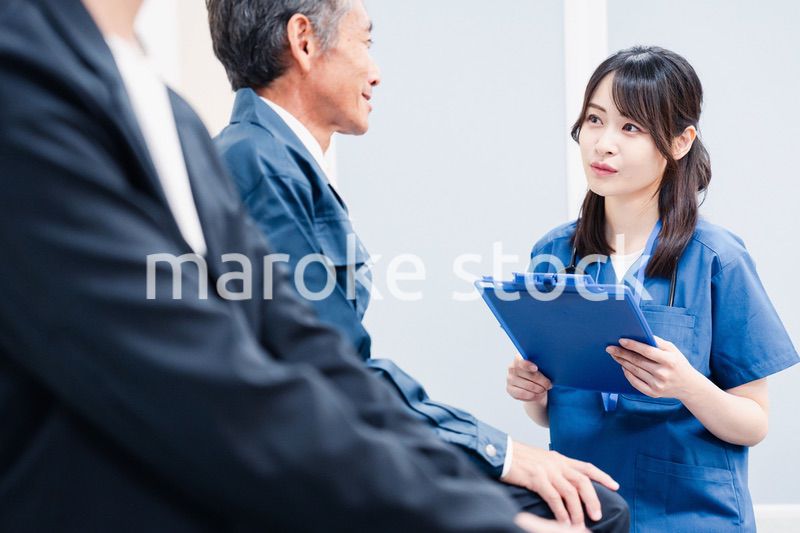病院の受付で問診をする医療スタッフ