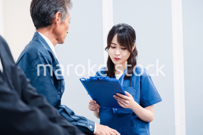 病院の受付で問診をする医療スタッフ