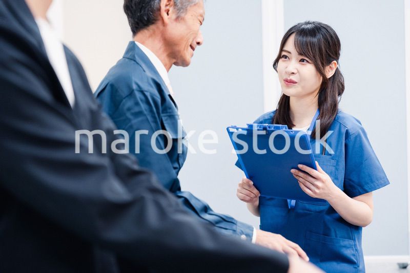 病院の受付で問診をする医療スタッフ