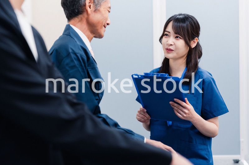 病院の受付で問診をする医療スタッフ