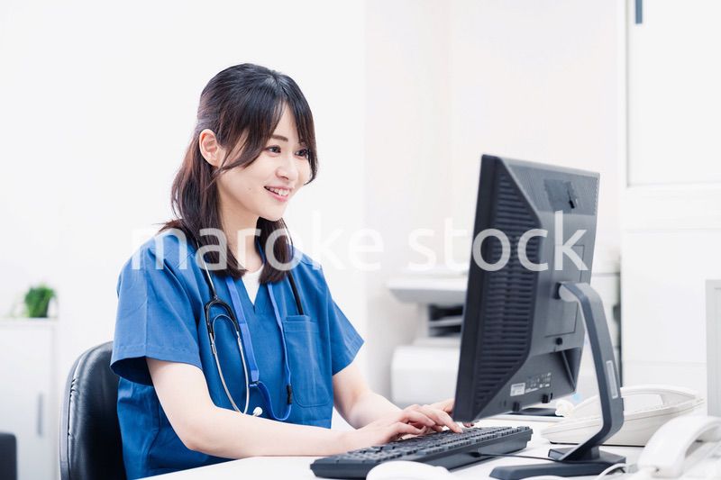 事務作業をする医療スタッフ