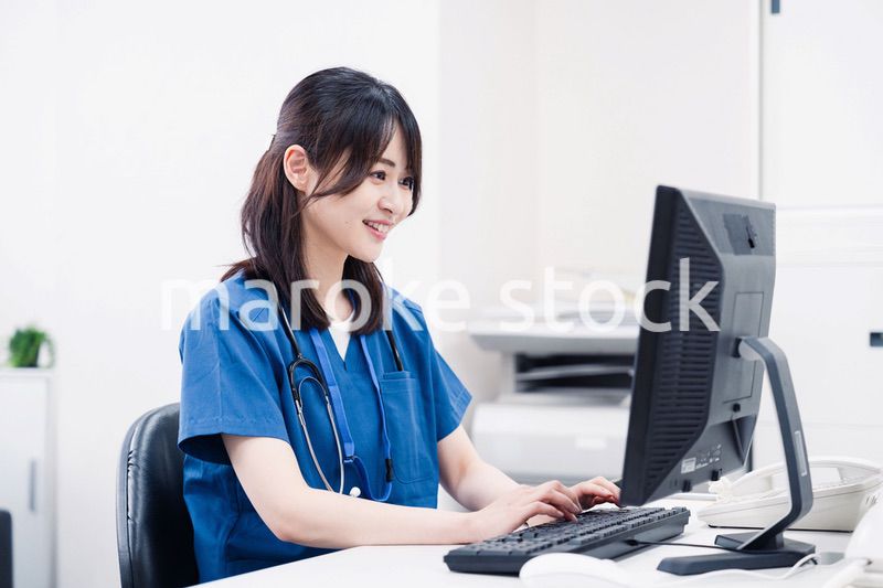 事務作業をする医療スタッフ