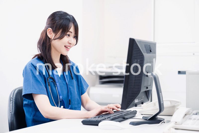 事務作業をする医療スタッフ