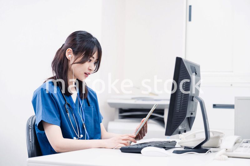 事務作業をする医療スタッフ