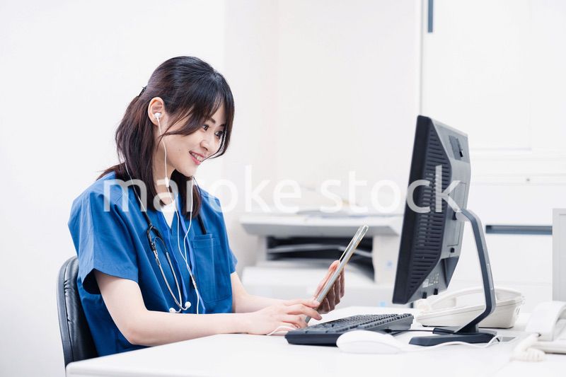 事務作業をする医療スタッフ