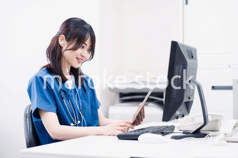 事務作業をする医療スタッフ