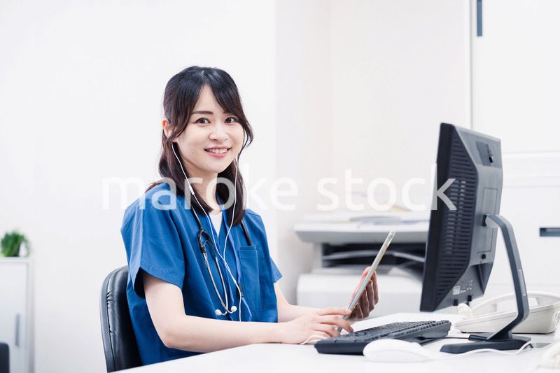 事務作業をする医療スタッフ
