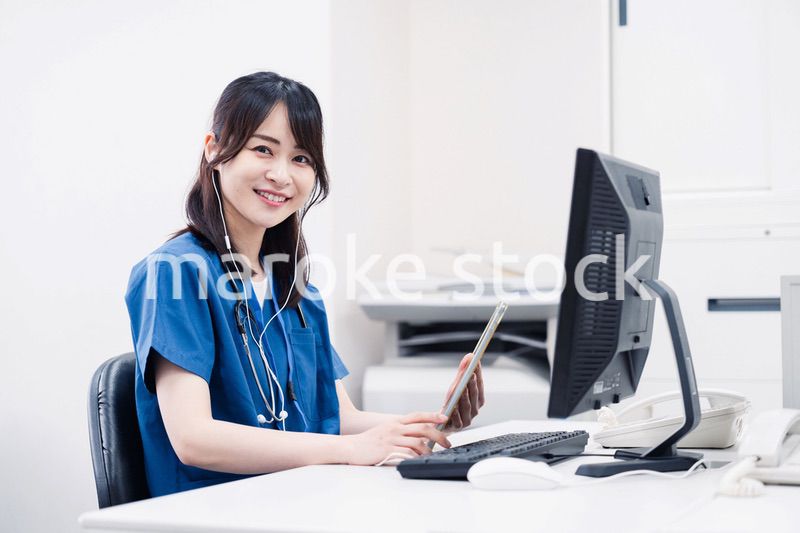 事務作業をする医療スタッフ