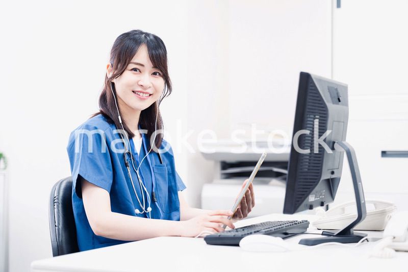 事務作業をする医療スタッフ