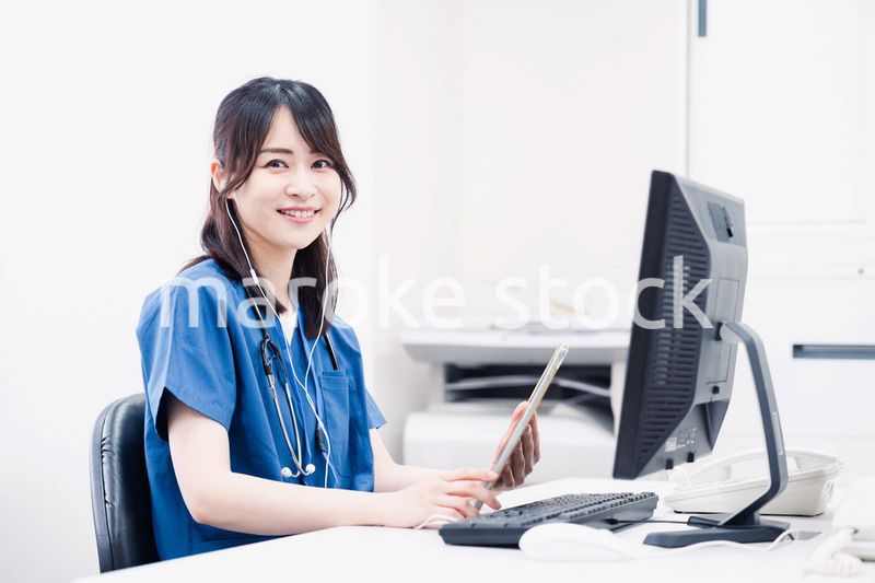 事務作業をする医療スタッフ