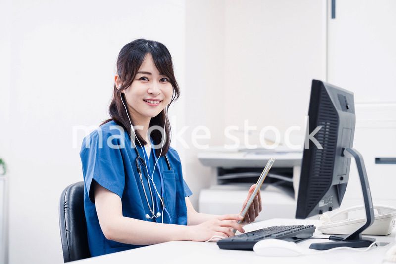 事務作業をする医療スタッフ