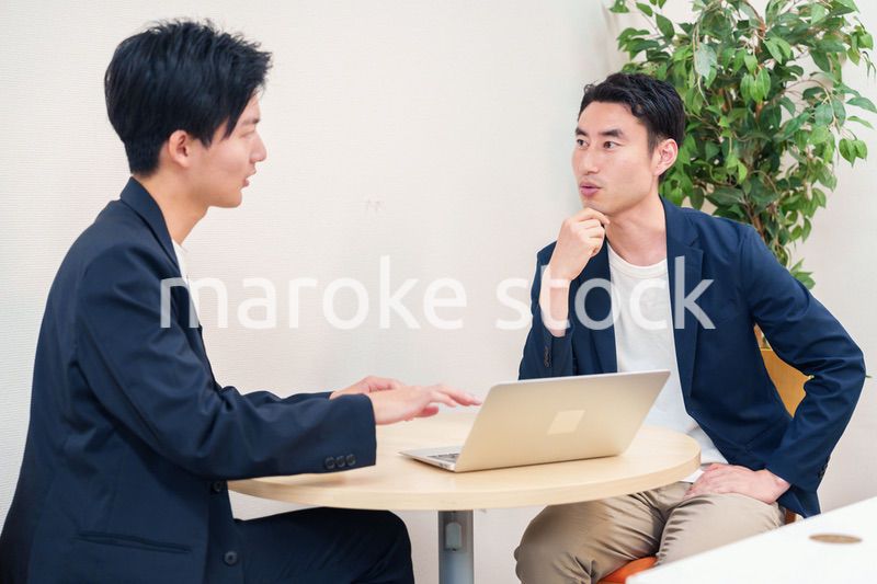 ビジネスカジュアルで働く男性のビジネスマン