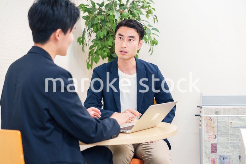 ビジネスカジュアルで働く男性のビジネスマン