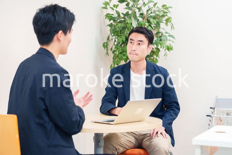 ビジネスカジュアルで働く男性のビジネスマン