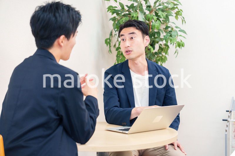 ビジネスカジュアルで働く男性のビジネスマン