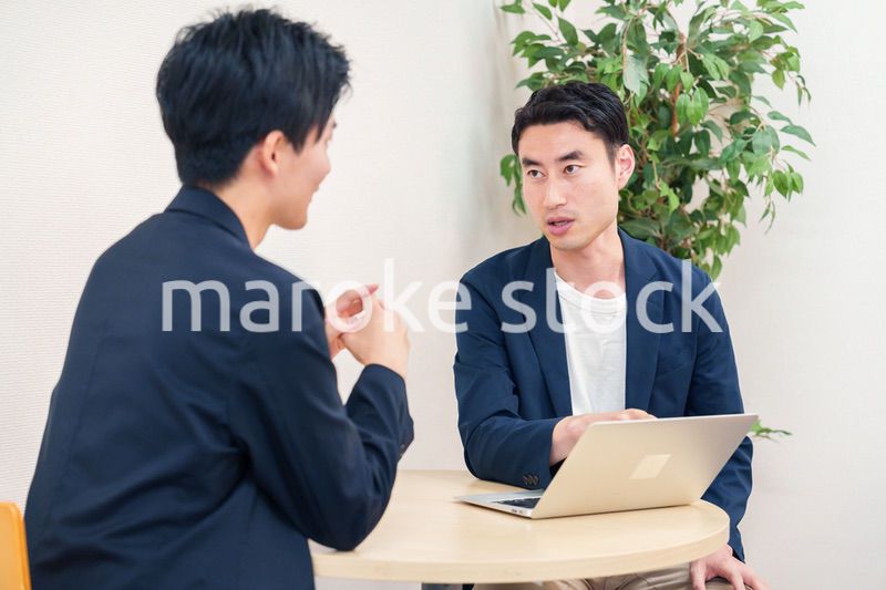 ビジネスカジュアルで働く男性のビジネスマン