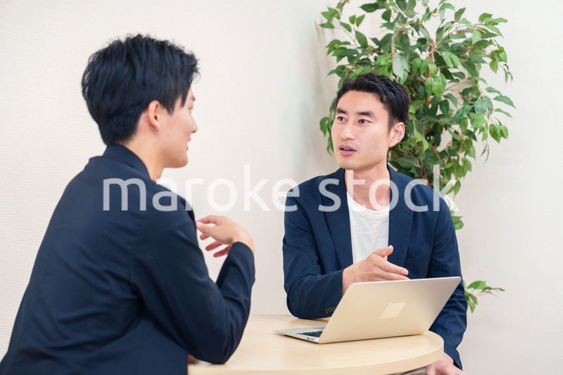 ビジネスカジュアルで働く男性のビジネスマン