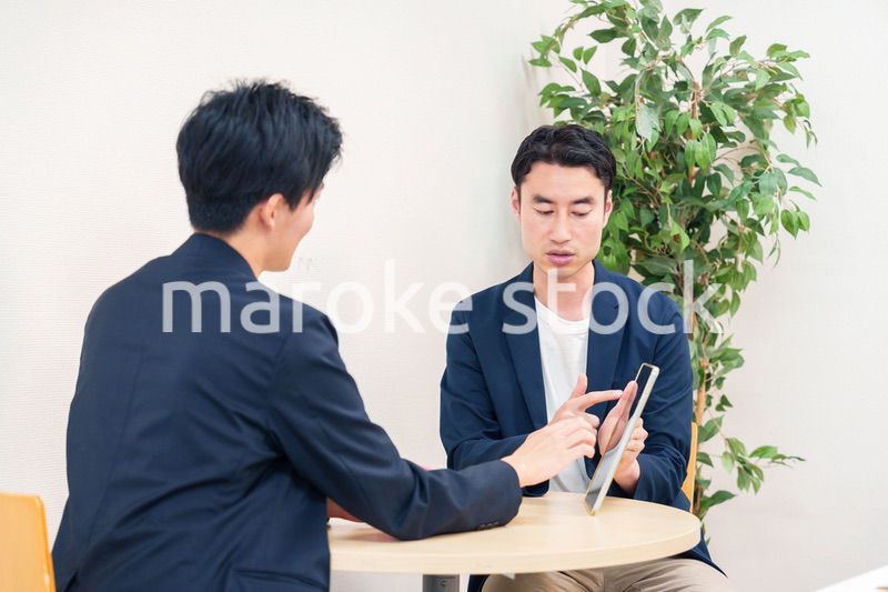 ビジネスカジュアルで働く男性のビジネスマン