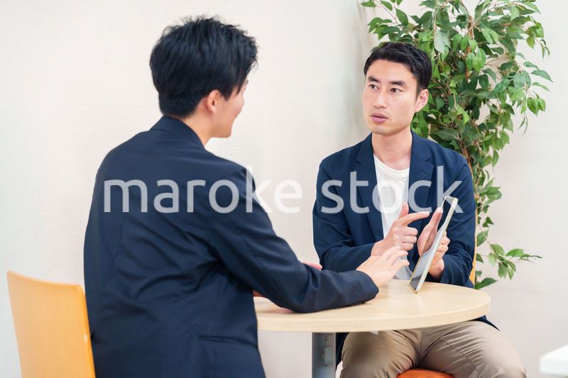 ビジネスカジュアルで働く男性のビジネスマン