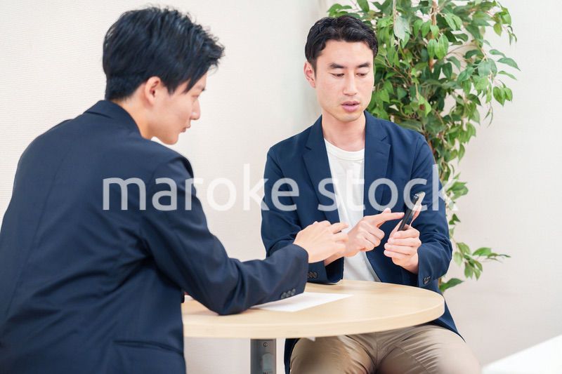 ビジネスカジュアルで働く男性のビジネスマン