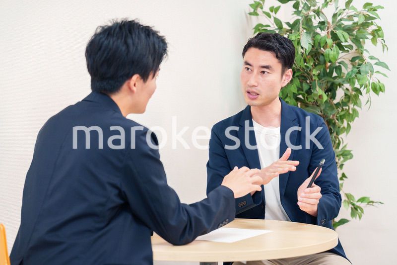 ビジネスカジュアルで働く男性のビジネスマン