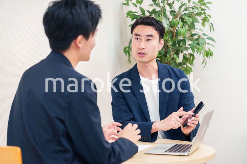 ビジネスカジュアルで働く男性のビジネスマン