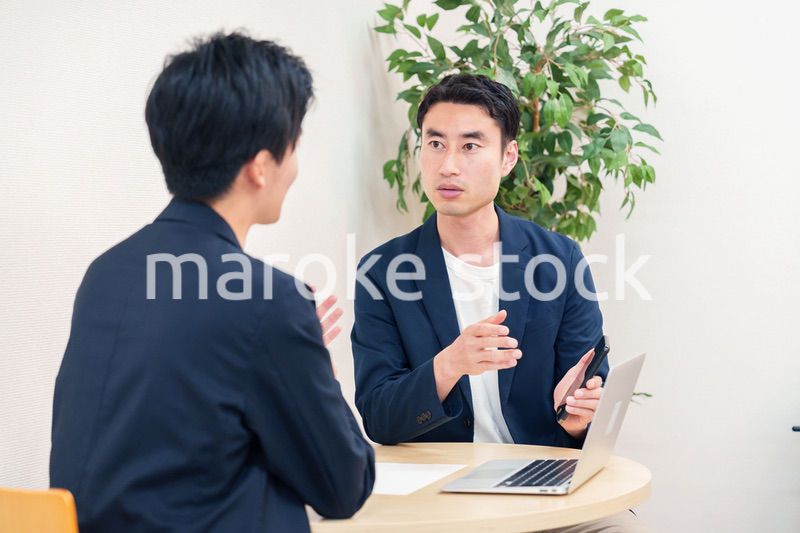 ビジネスカジュアルで働く男性のビジネスマン