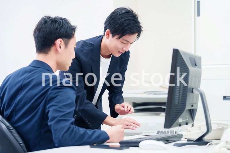 ビジネスカジュアルで働く男性のビジネスマン