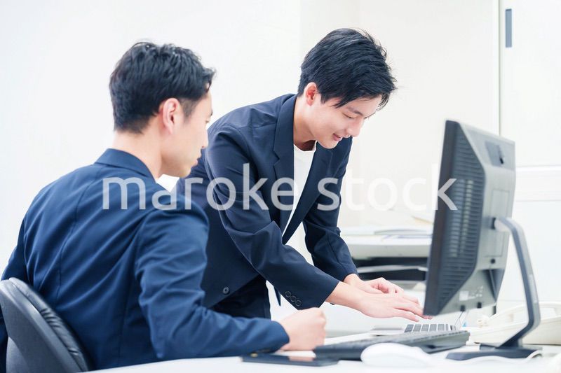 ビジネスカジュアルで働く男性のビジネスマン