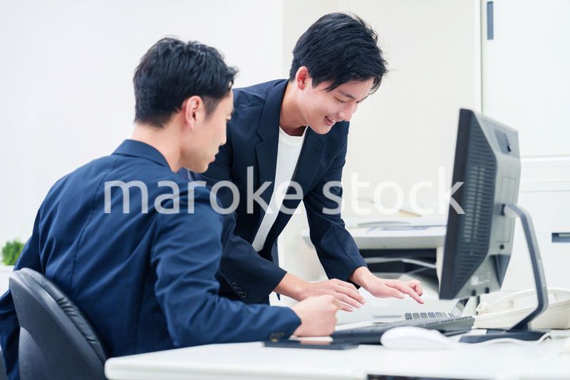 ビジネスカジュアルで働く男性のビジネスマン