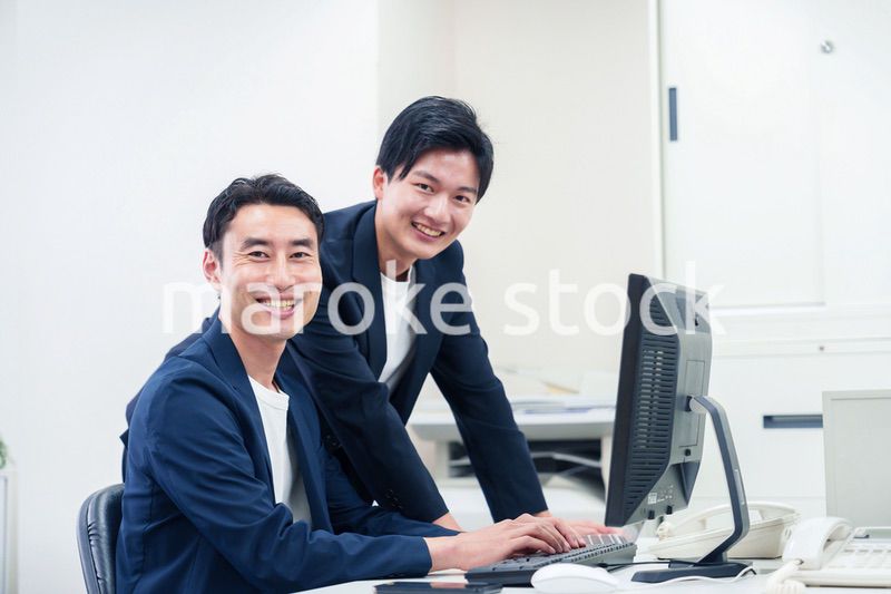 ビジネスカジュアルで働く男性のビジネスマン