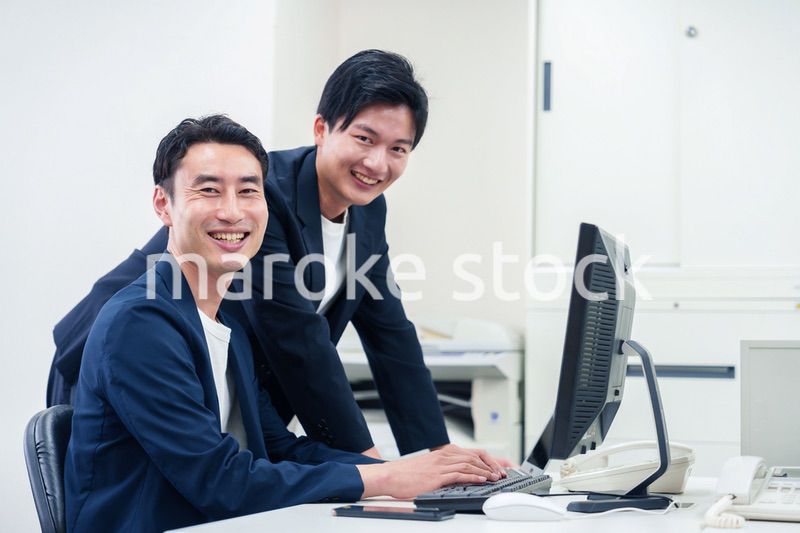 ビジネスカジュアルで働く男性のビジネスマン