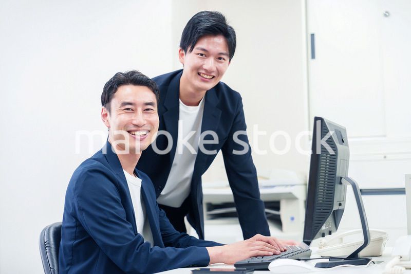 ビジネスカジュアルで働く男性のビジネスマン