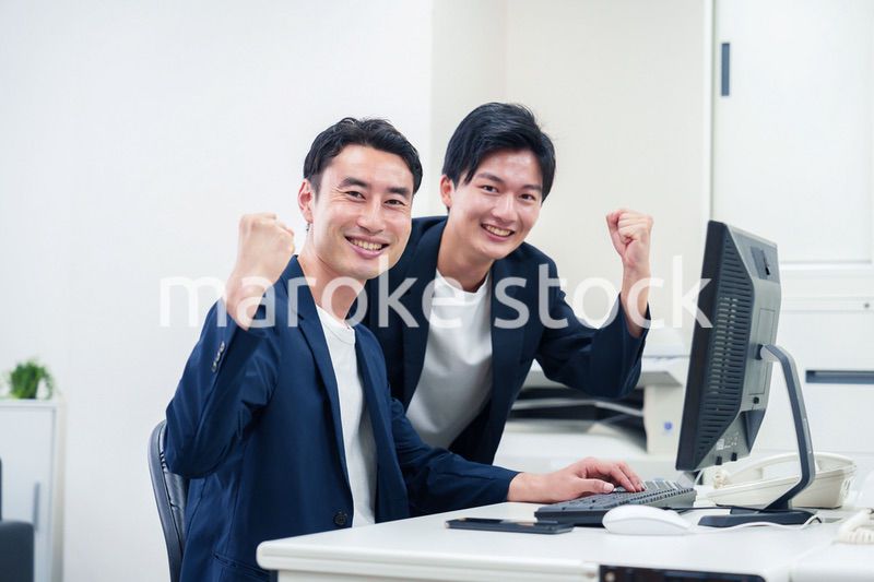 ビジネスカジュアルで働く男性のビジネスマン