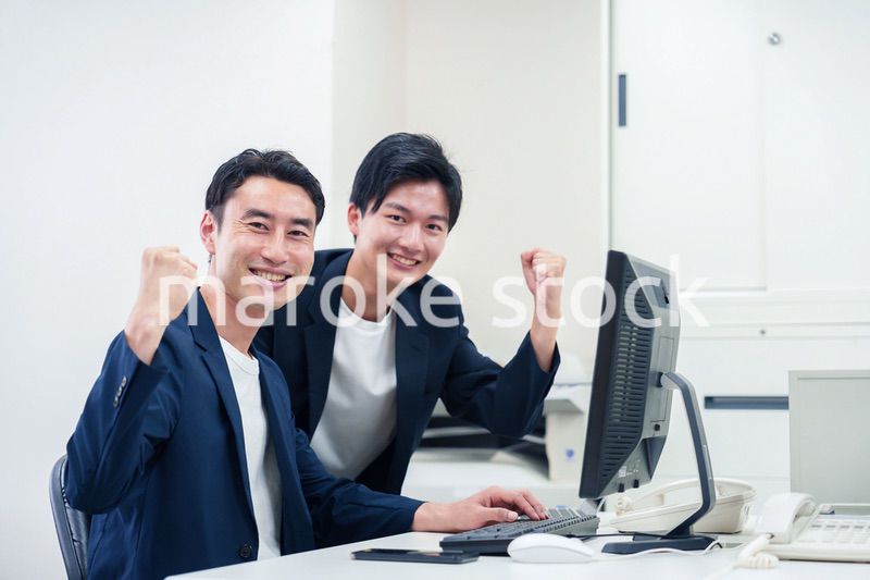 ビジネスカジュアルで働く男性のビジネスマン