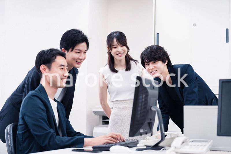 若い社員が中心で活躍するオフィス