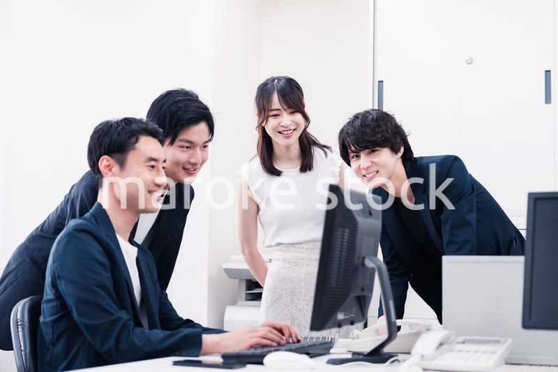 若い社員が中心で活躍するオフィス